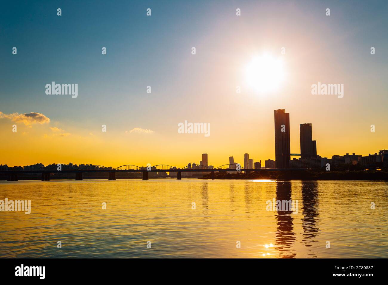 Dongjak-Brücke und modernes Stadtbild mit Han-Fluss unter dramatischem Sonnenuntergang Himmel vom Banpo Hangang Park in Seoul, Korea Stockfoto