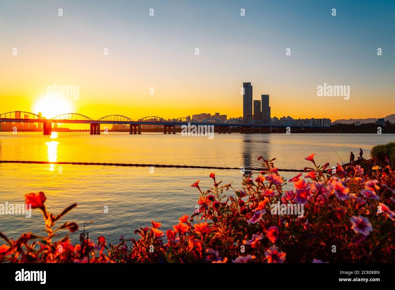 Sonnenuntergang über der Dongjak Brücke und Seoul Stadt mit Han Fluss vom Banpo Hangang Park in Seoul, Korea Stockfoto