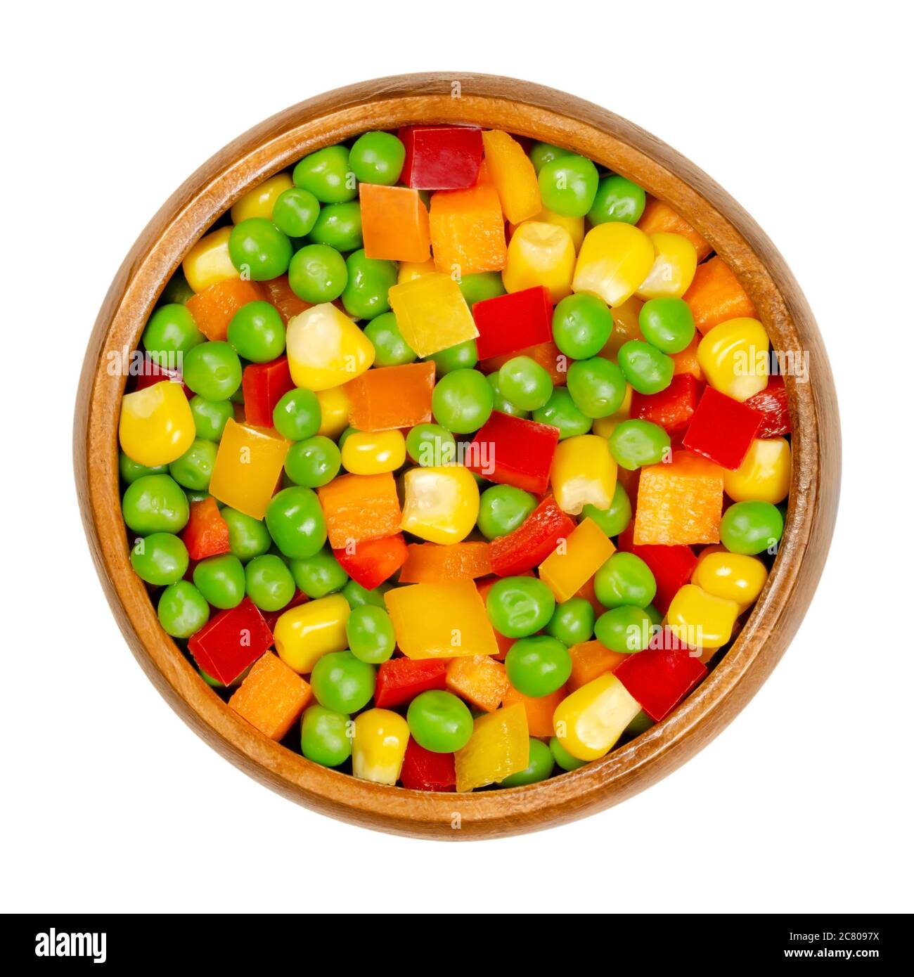 Gemischtes Gemüse in einer Holzschüssel. Bunte vegetarische Mischung aus grünen Erbsen, Mais, Karottenwürfeln und Paprika in Würfel geschnitten. Bio und vegan. Nahaufnahme. Stockfoto