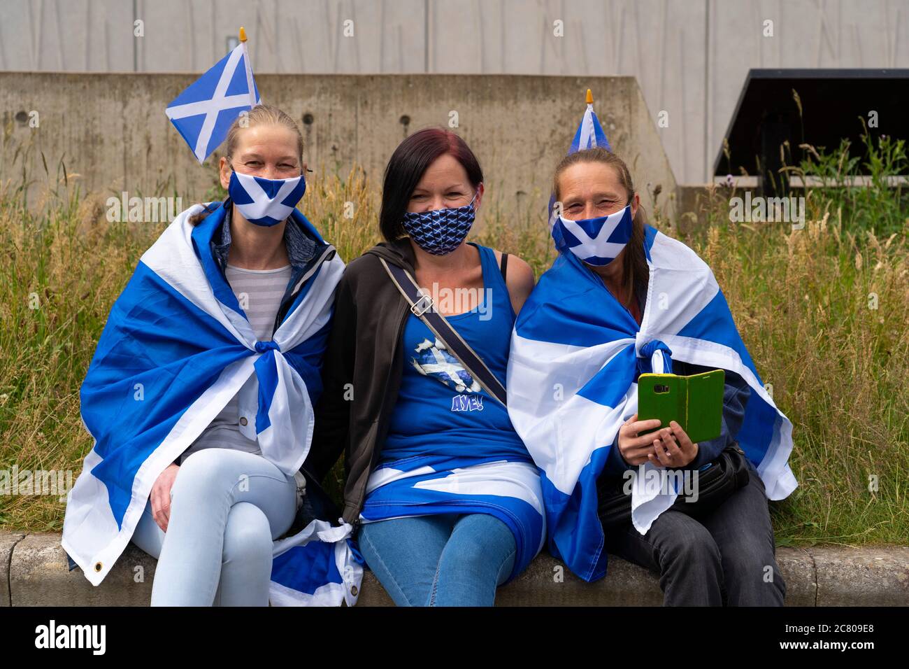 Edinburgh, Schottland, Großbritannien. Juli 2020. 20 Pro-schottische Unabhängigkeitsdemonstration, die heute von der All Under One Banner (AUOB)-Gruppe vor dem schottischen Parlament in Holyrood in Edinburgh organisiert wird. Iain Masterton/Alamy Live News Stockfoto