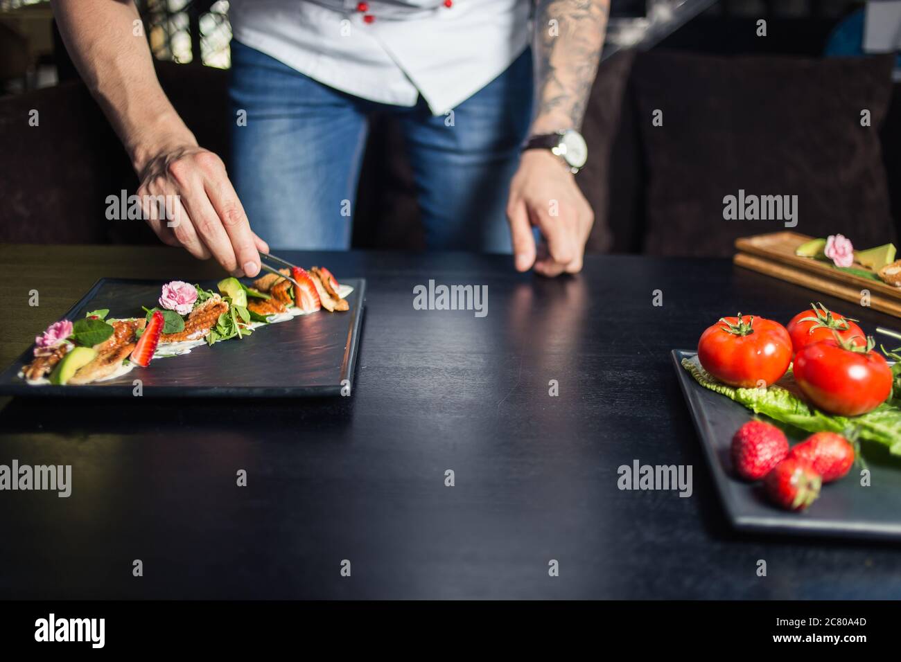 Männliche Köche Vorbereiten der Mahlzeiten im Restaurant Küche Stockfoto