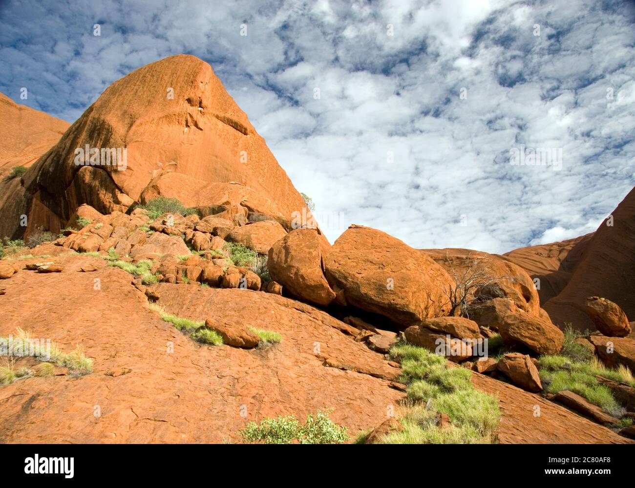 Blick auf die Felsen um die Seite des Uluru (Ayres Rock) von der kreisförmigen Base Walk Stockfoto