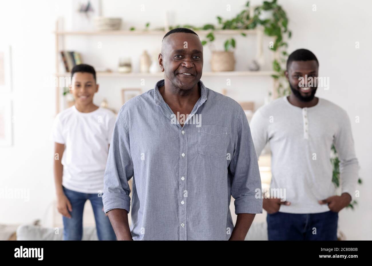 Drei Generationen Von Männern. Black Senior Man Posiert Mit Sohn Und Enkel Stockfoto