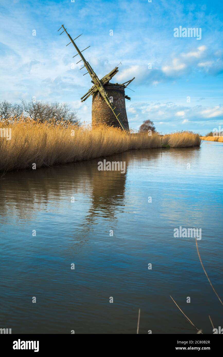 Windmühle England, Ansicht einer verlassenen Windmühle bei Brograve Entwässerungsmühle in einem abgelegenen Gebiet der Norfolk Broads in der Nähe von Horsey, Ost Norfolk, Großbritannien Stockfoto