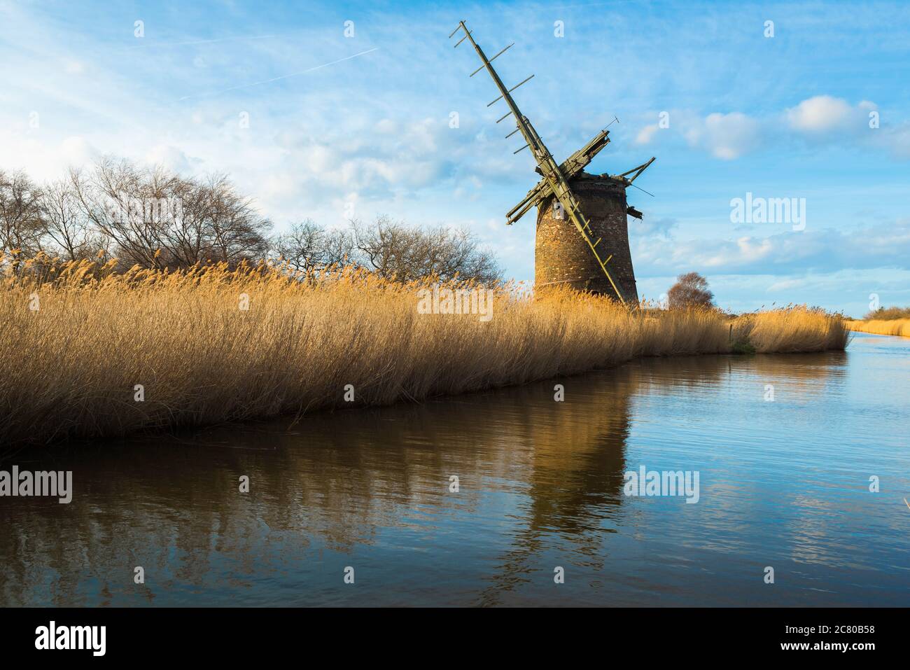 Windmühle UK, Ansicht einer verlassenen Windmühle bei Brograve Drainage Mill in einem abgelegenen Gebiet der Norfolk Broads in der Nähe von Horsey, Ost Norfolk, England Stockfoto