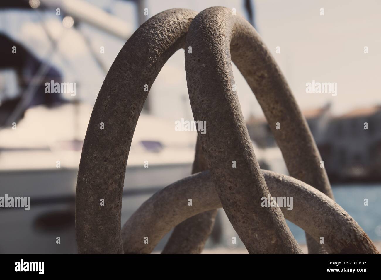 Rostiger Metallanlegeplatz Poller in der Marine. Stockfoto