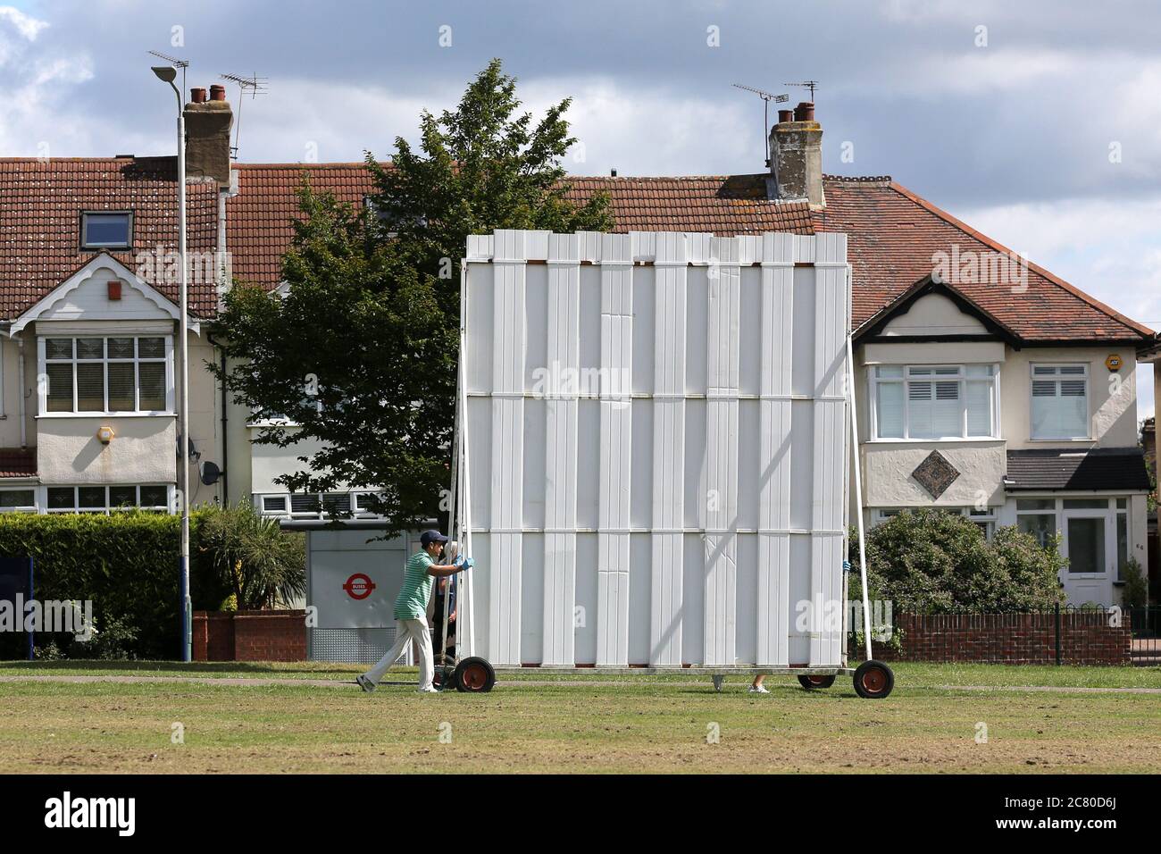 Hornchurch Spieler bewegen den Bildschirm in Position vor Hornchurch CC 2nd XI vs Shenfield CC 2nd XI, Friendly Match Cricket bei Harrow Lodge Par Stockfoto