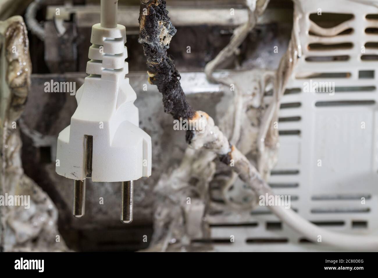 Verbranntes Kabel und verbrannter Toaster Stockfoto