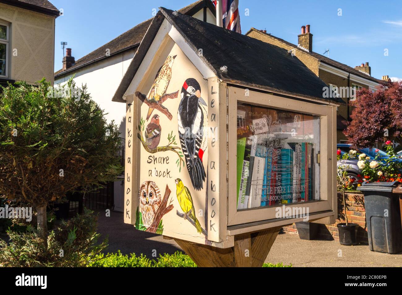 Bücherwechselkiosk mit 'kleiner freier Bibliothek' in einem Wohngarten, Chingford, East London, England Stockfoto