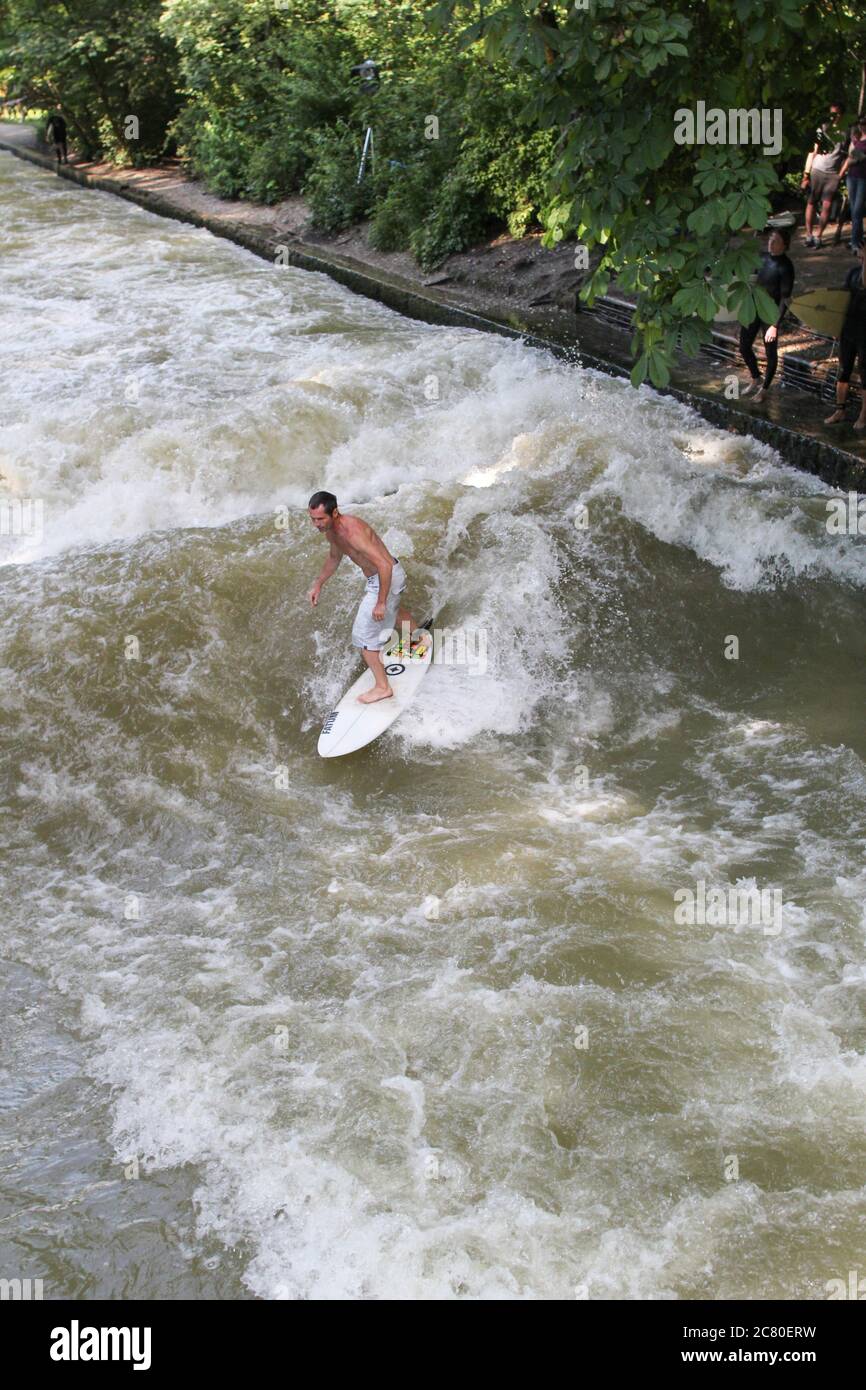 Surfer in der City River, München Stockfoto