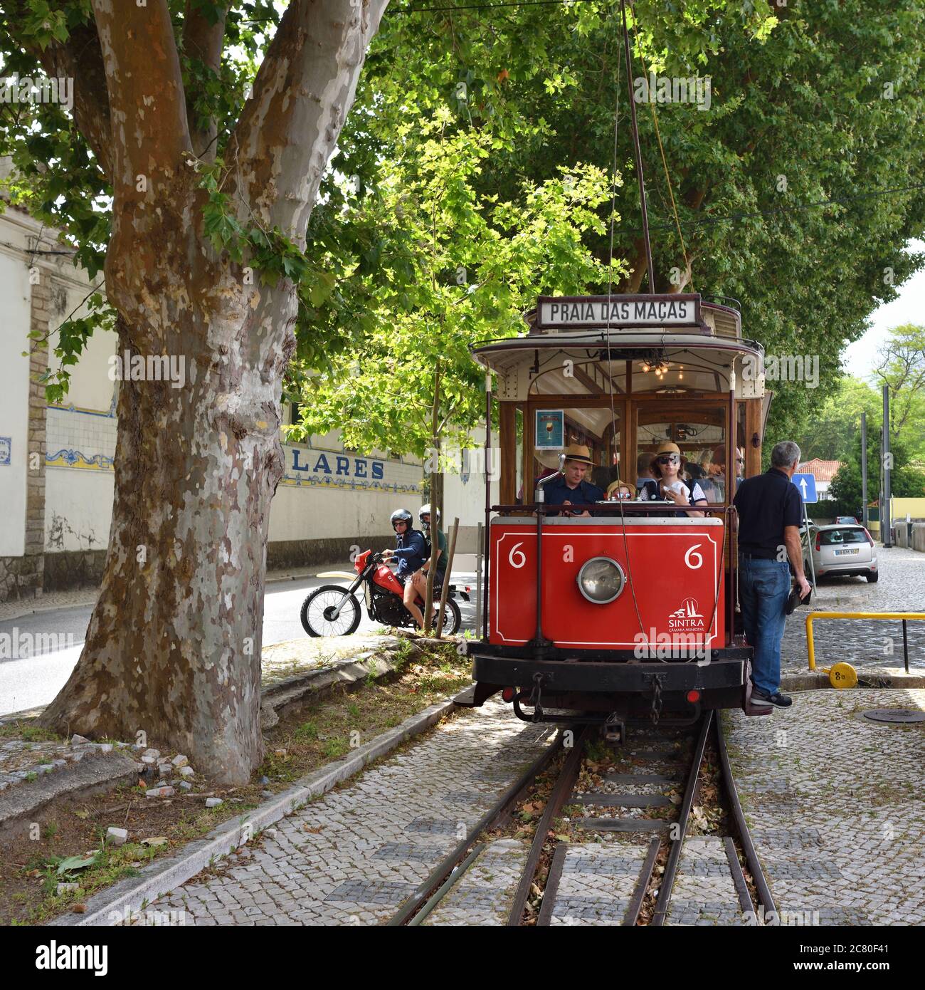 SINTRA, PORTUGAL - 12. Juni 2017: Rote Straßenbahn in den Straßen von Sintra. Alte Straßenbahnen sind eine von vielen Touristenattraktionen in Sintra Stockfoto