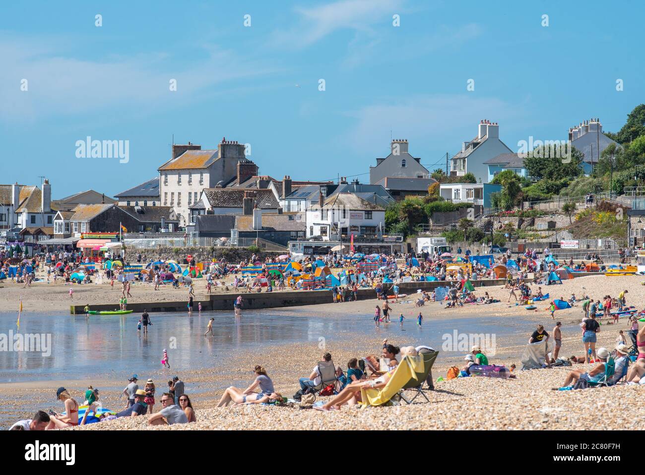 Lyme Regis, Dorset, Großbritannien. Juli 2020. UK Wetter: Sonnenanbeter strömen in den Badeort Lyme Regis, um die glühend heiße Sonne zu genießen, während die Sommerferien zu einem herrlichen Start ausziehen. Kredit: Celia McMahon/Alamy Live Nachrichten Stockfoto