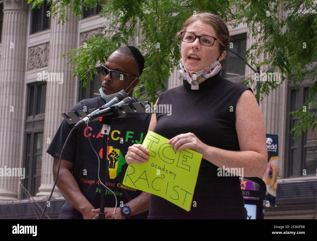 Chicago, IL, USA. Juli 2020. Ein Klerus Mitglied condems eine vorgeschlagene Anti-EIS-Akademie in Chicago am 18. Juli 2020. Kredit: Dominic Gwinn/ZUMA Wire/Alamy Live Nachrichten Stockfoto