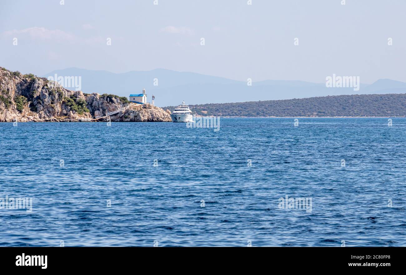 Yacht und Kirche am Kondyli Strand Griechenland Stockfoto
