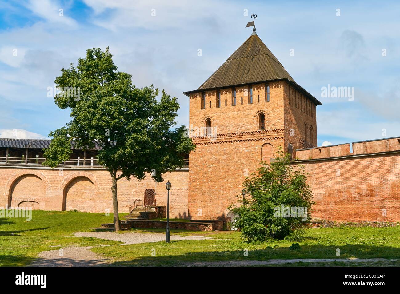 Detinets oder Nowgorod Kreml roten Backstein Festungsmauern. Türme der Festung in Nowgorod Kreml im Sommertag in Weliki Nowgorod, Russland. Reisekonzept Stockfoto