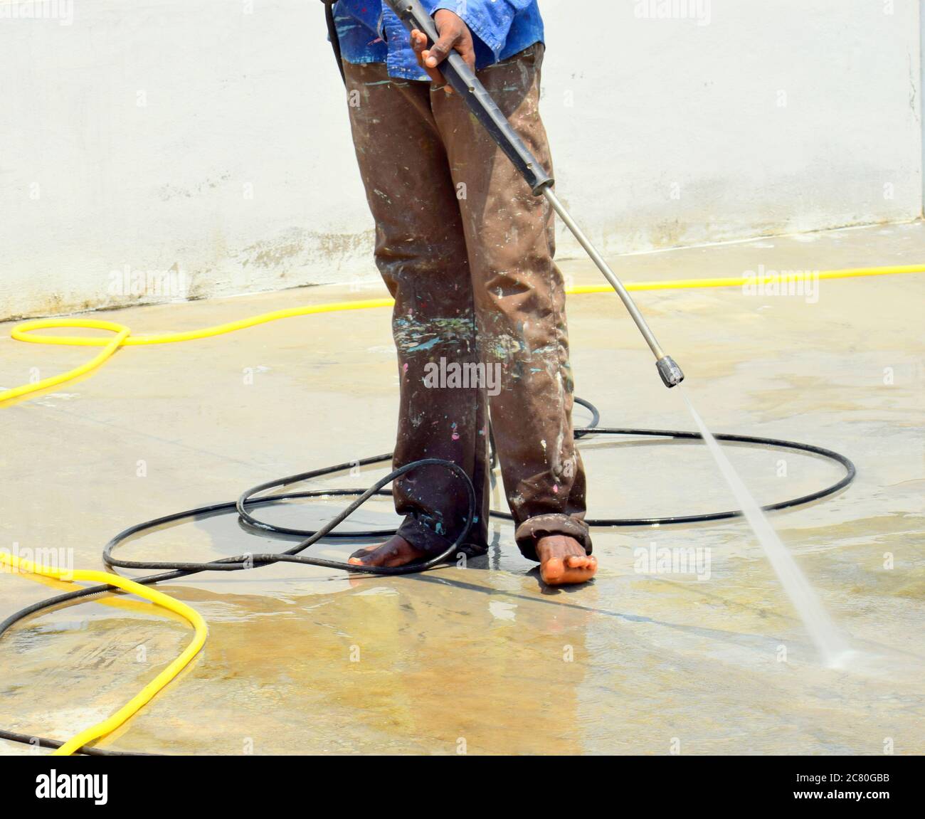 Powerwash auf einem Dach zum Reinigen von Staub auf dem Dach Stockfoto