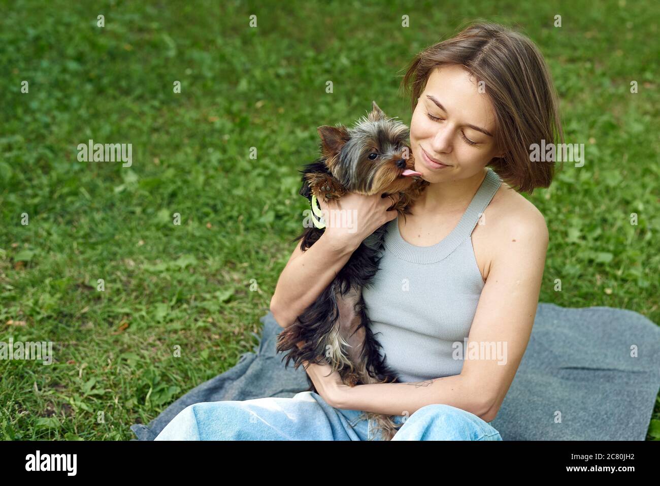 Hund leckt frau Fotos und Bildmaterial in hoher Auflösung Alamy