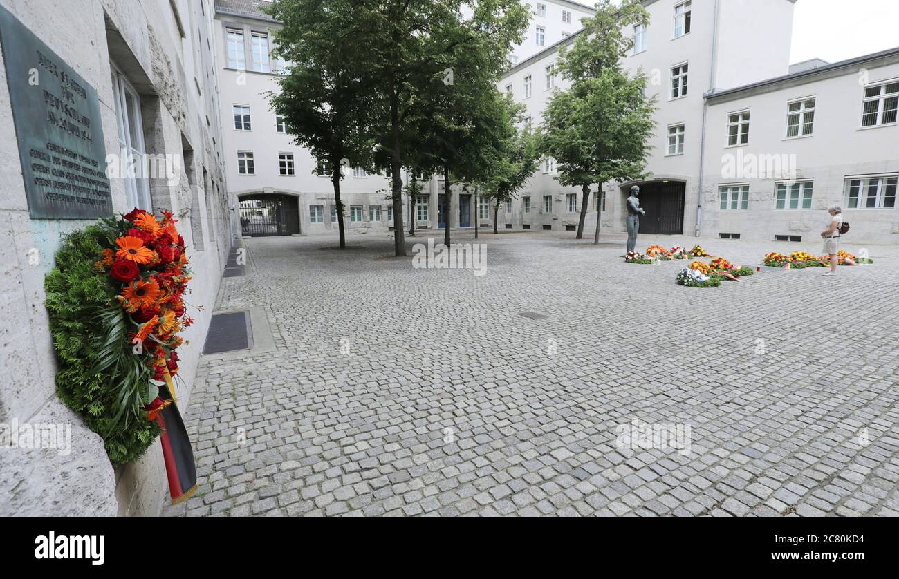 Berlin, Deutschland. Juli 2020. Eine Frau steht im Bendlerblock des Deutschen Widerstandskanzentrums und betrachtet Kränze und Blumenarrangements, die zum 76. Jahrestag der Ermordung der Widerstandskämpfer nach dem gescheiterten Attentat auf Adolf Hitler festgelegt wurden. Quelle: Wolfgang Kumm/dpa/Alamy Live News Stockfoto