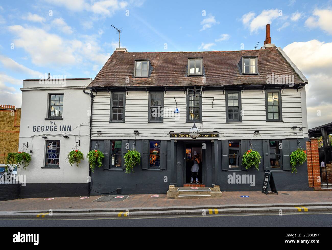 Beckenham (Großraum London), Kent, Großbritannien. Das George Inn, ein alter Pub in der Beckenham High Street. Das George Inn stammt aus dem Jahr 1647. Stockfoto