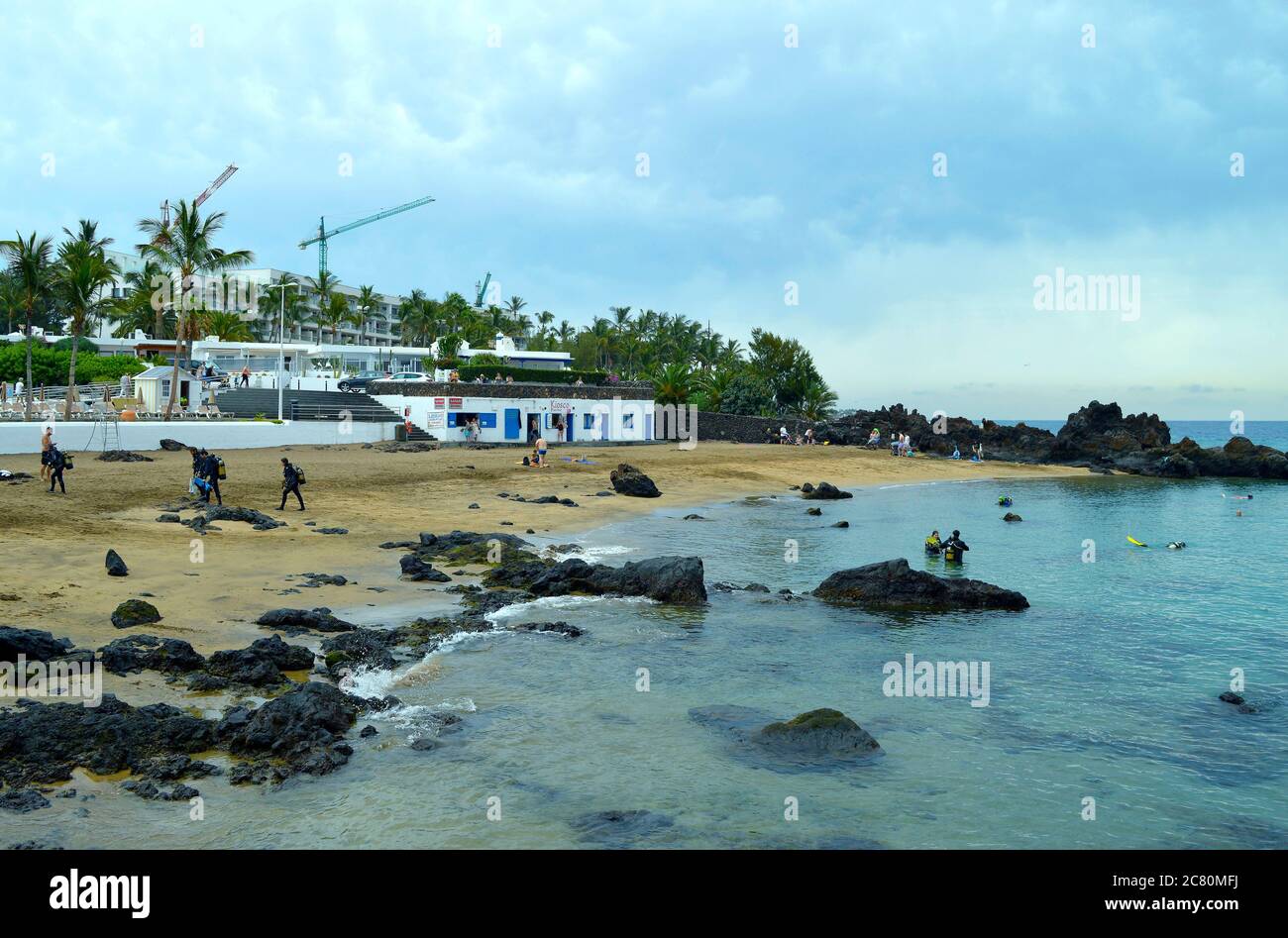 Taucher, die sich auf das Tauchen im Meer vorbereiten Stockfoto