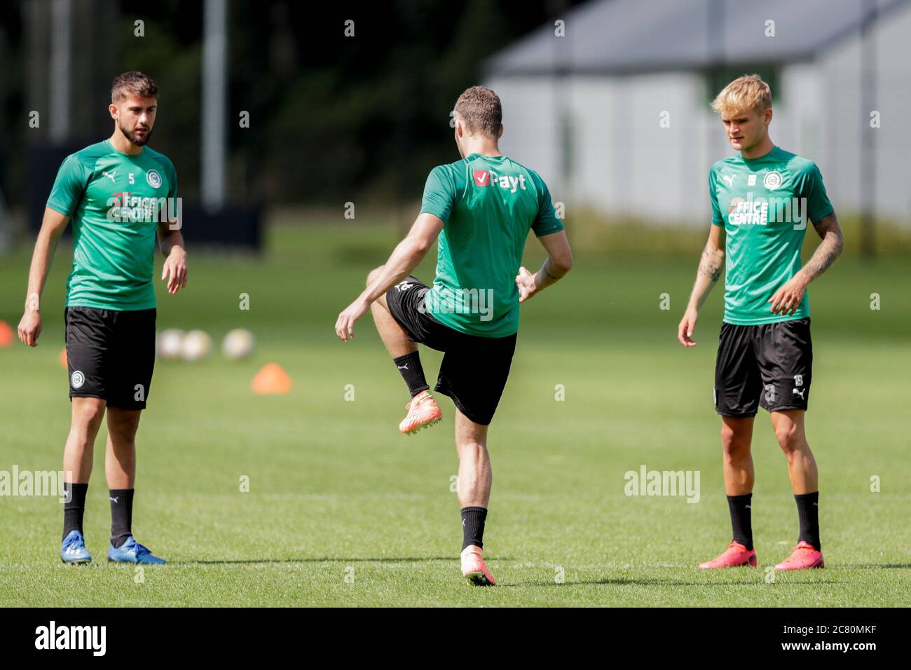 Groningen, Niederlande. Juli 2020. GRONINGEN, 20-07-2020, erstes Training FC Groningen TopsportZorgCentrum. Nicklas Strunck von FC Groningen, Adjin Hrustic von FC Groningen Kredit: Pro Shots/Alamy Live News Stockfoto