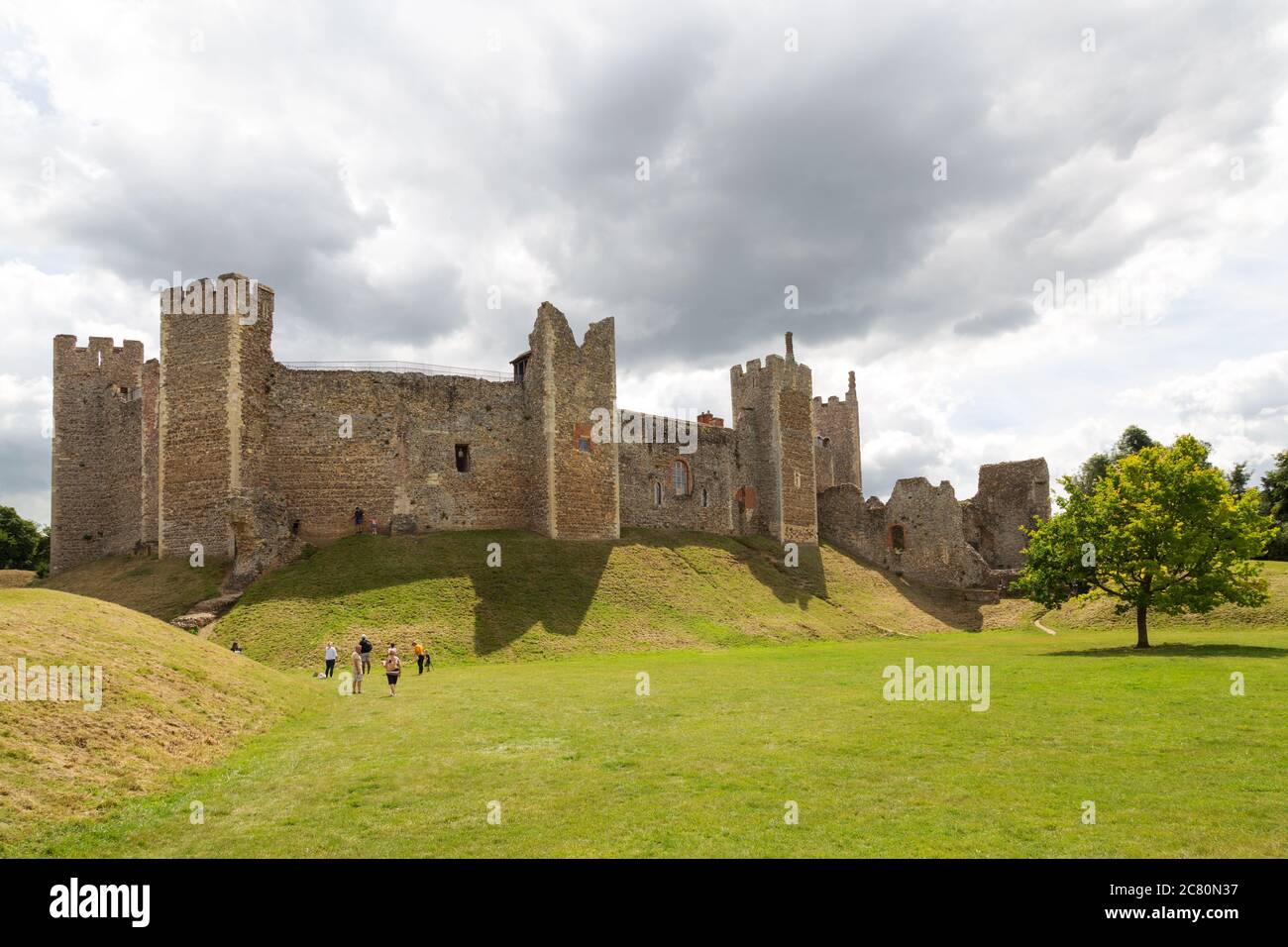 Framlingham Castle, Suffolk UK, Blick auf das mittelalterliche Monument aus dem 12. Jahrhundert von außerhalb der Mauern, mit Besuchern im Vordergrund Stockfoto