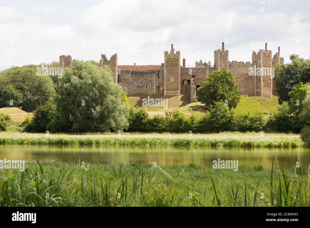 Framlingham Castle, ein mittelalterliches antikes Monument aus dem 12. Jahrhundert, Außenansicht der Mauern, Framlingham, Suffolk East Anglia UK Stockfoto