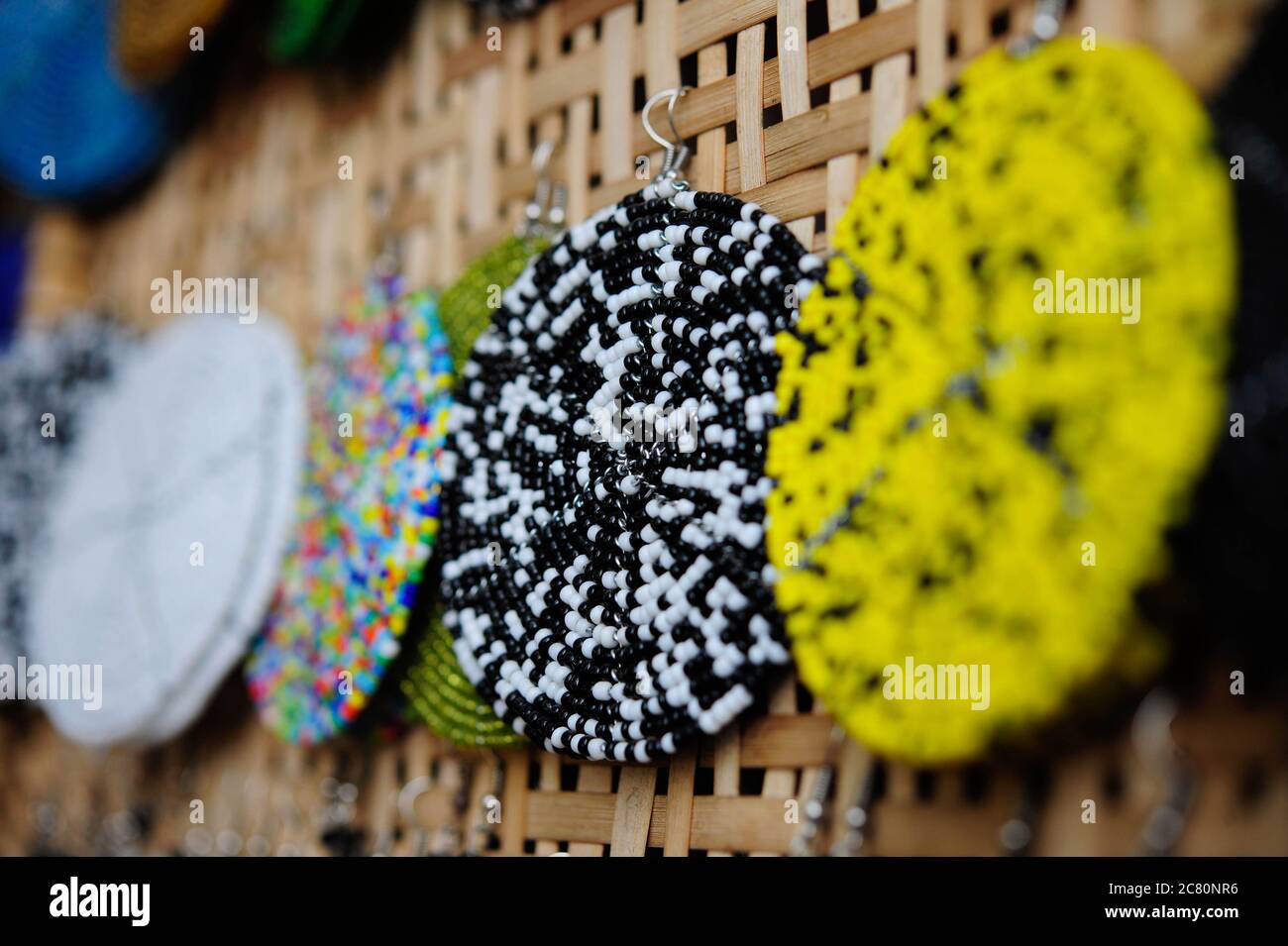 Eine Kette von bunten Perlen auf dem Display in einem Geschäft. Kumasi, Ghana, Westafrika. Stockfoto