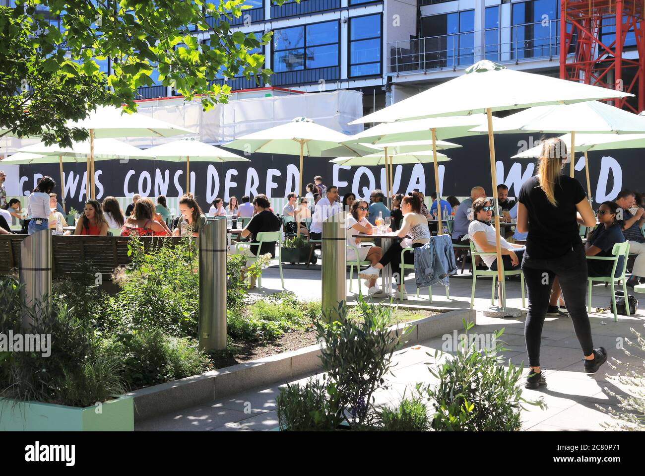 Essen im Freien gemäß den sozialen Entfernungsmaßnahmen im Lina Stores Italienisches Restaurant in der Stable Street in Kings Cross, im Norden von London, Großbritannien Stockfoto