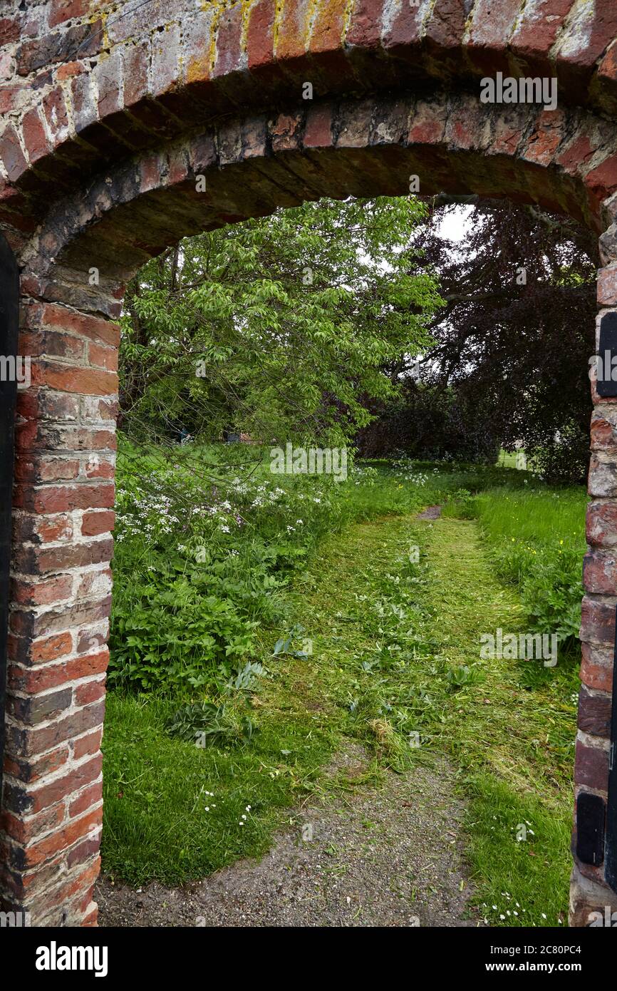 Die Tür öffnet sich im von Scampston Hall umgebenen Garten, der zum führt Capability Brown Parklandschaft, die Teil des Anwesens ist Stockfoto