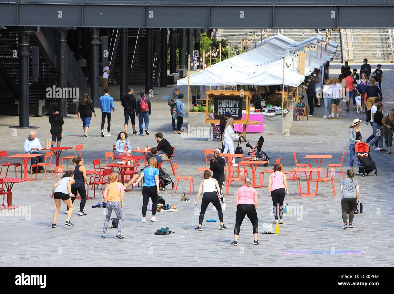 Rahmen Sie den Fitnesskurs im Freien in CDY in Post Corona-Sicherheitsmaßnahmen, bei Kings Cross, Lonodn, Großbritannien Stockfoto