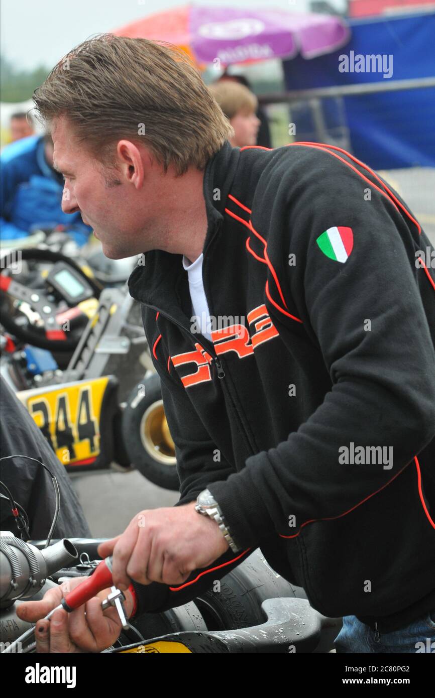 Jos Verstappen arbeitet während Max's Junior-Karriere im internationalen Kart seines Sohnes an Max Kart. Stockfoto