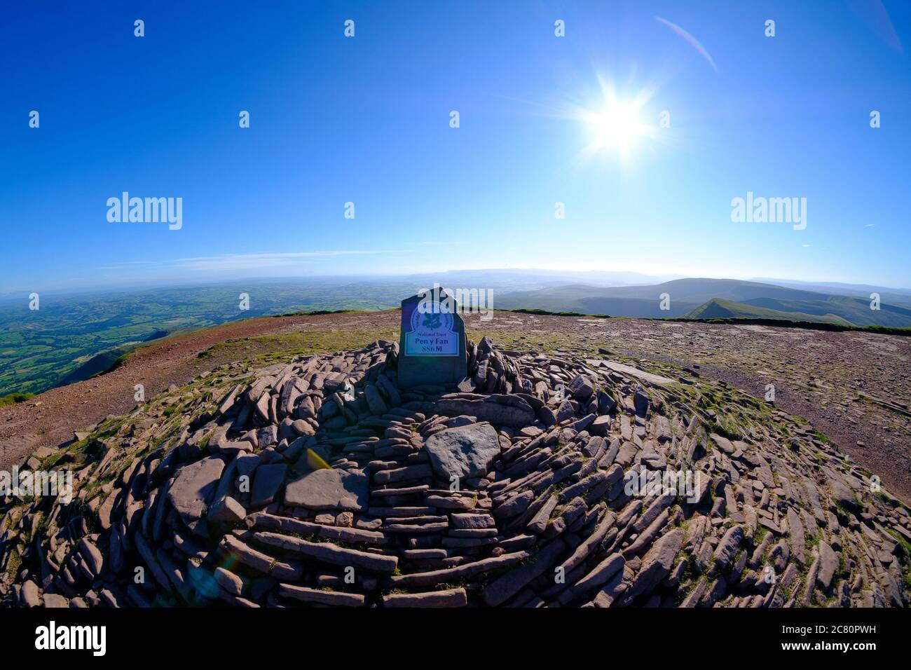 Brecon, Wales. Juli 2020. Gipfelsturm bei Pen y Fan in den Brecon Beacons Stockfoto