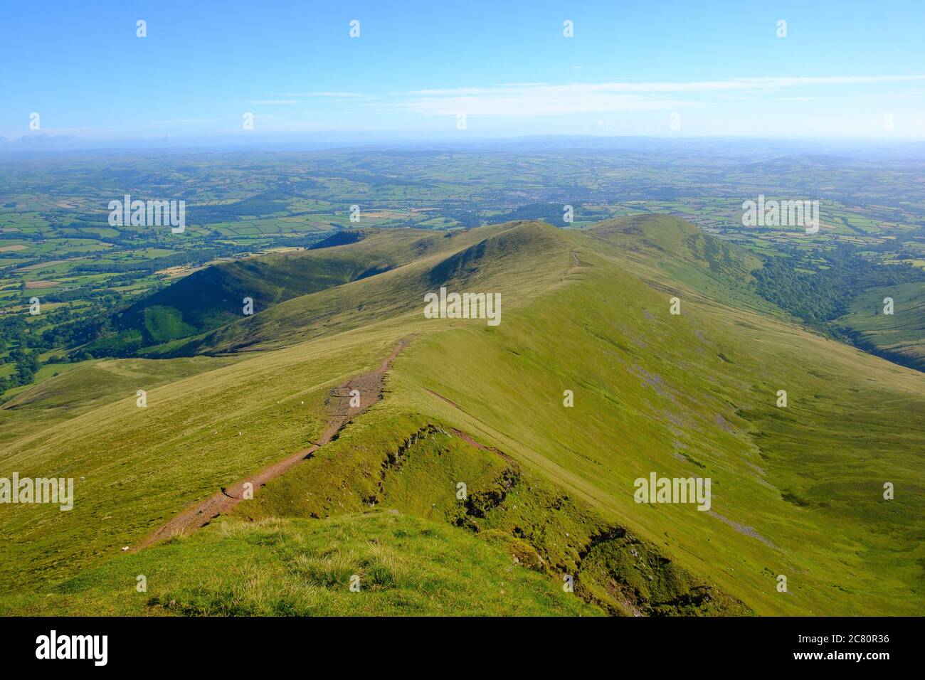 Brecon, Wales. Juli 2020. Der Blick vom Gipfel des Pen y Fan in den Brecon Beacons Stockfoto