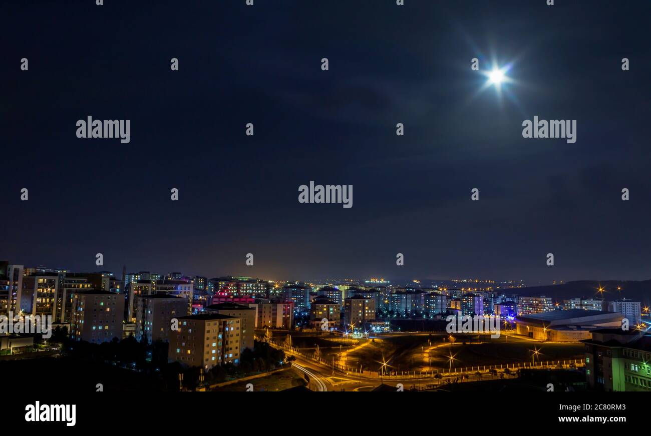 Nächtliche Stadtlandschaft im Vollmondlicht. Nächtliche Stadtlandschaft im Vollmondlicht Stockfoto