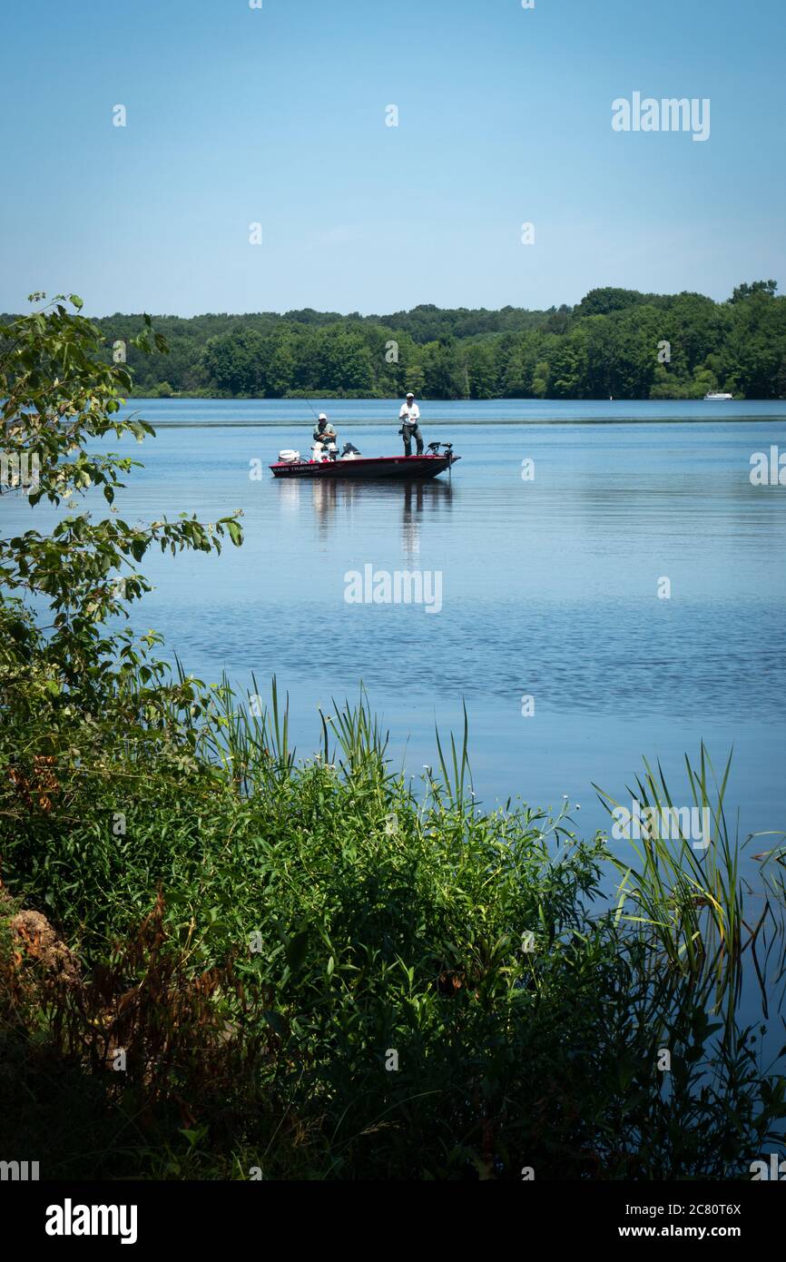 Zwei Männer fischen in einem Fischerboot auf dem See Wilhelm, Maurice K. Goddard State Park, Sandy Lake, Pennsylvania, USA Stockfoto