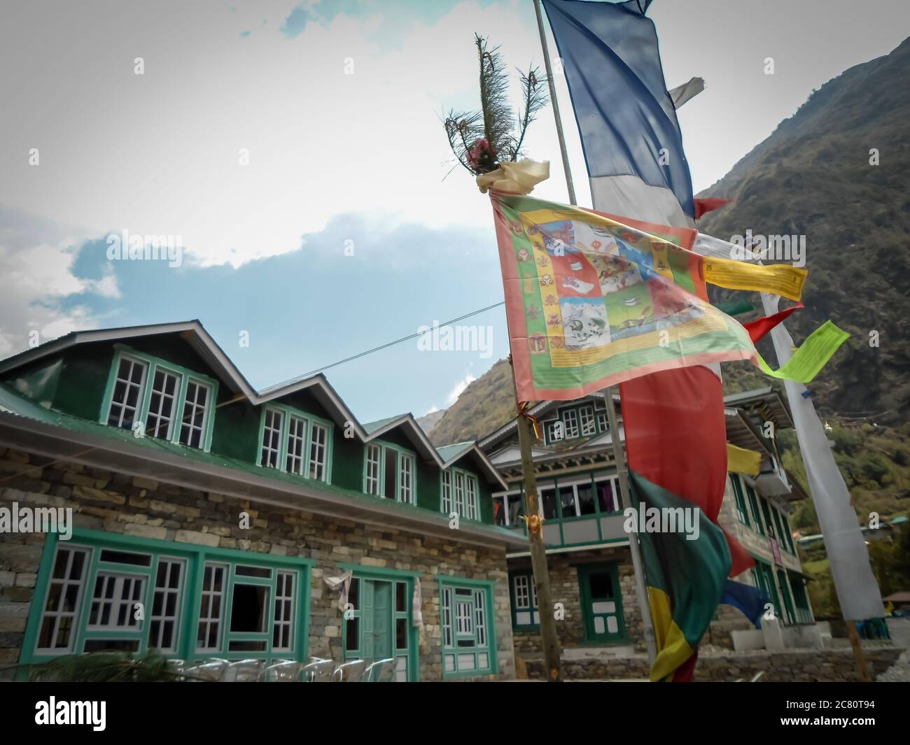 Amazung Flaggen und wunderschöne Logde in EBC Trek, Nepal Stockfoto