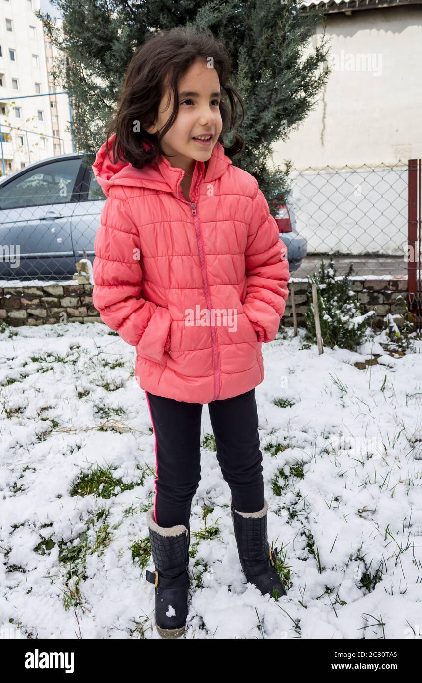 Kleine Mädchen die Hände sind kalt in der Wintersaison. Rosa Jacke Mädchen  versuchen, ihre kalten Hände in ihrer Tasche zu wärmen Stockfotografie -  Alamy