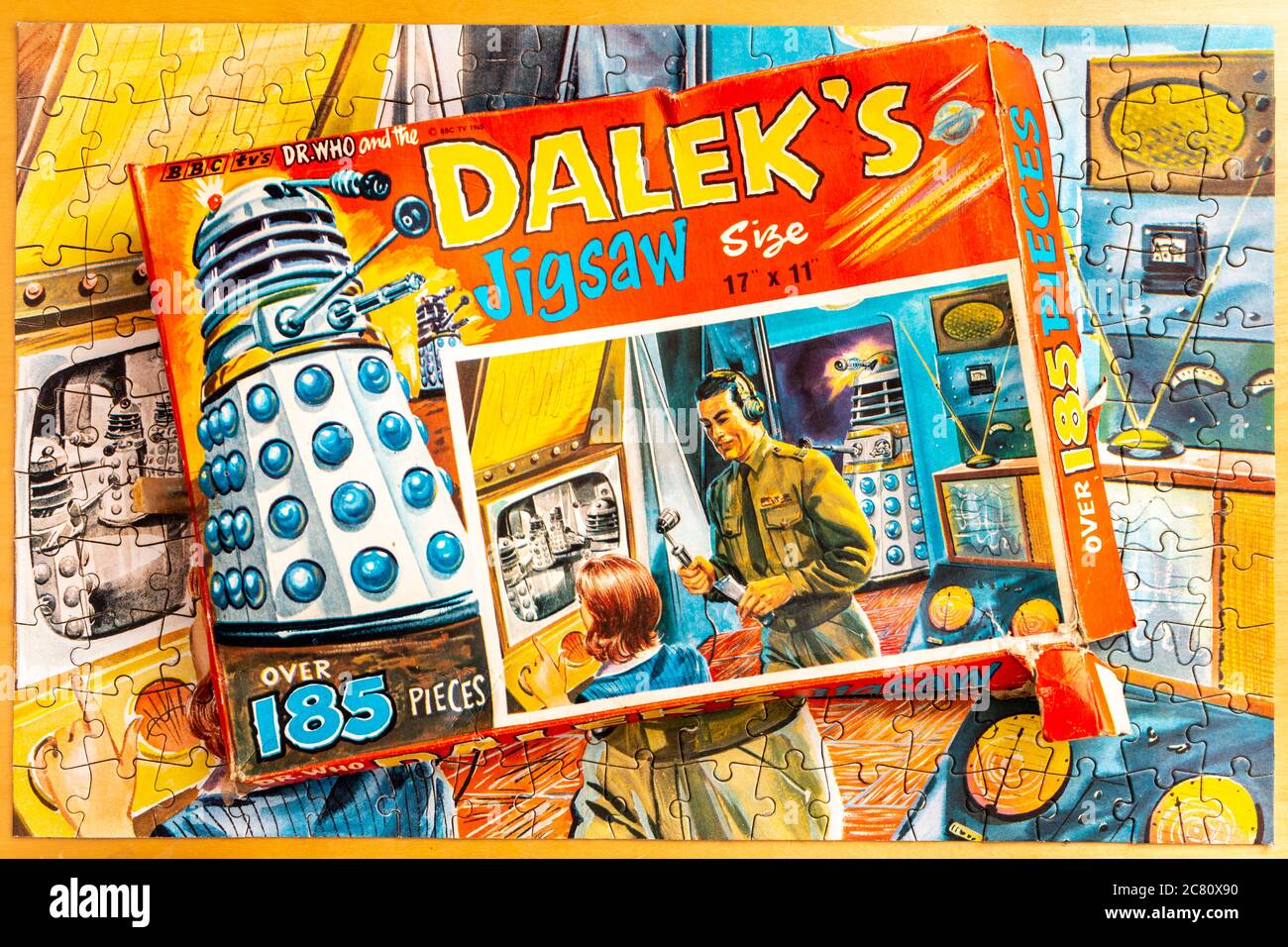 DR Who und die Daleks 185 Stück Puzzle um 1964. Box auf dem fertigen Puzzle. „im Labor“. Spin-off aus der Fernsehsendung. Stockfoto