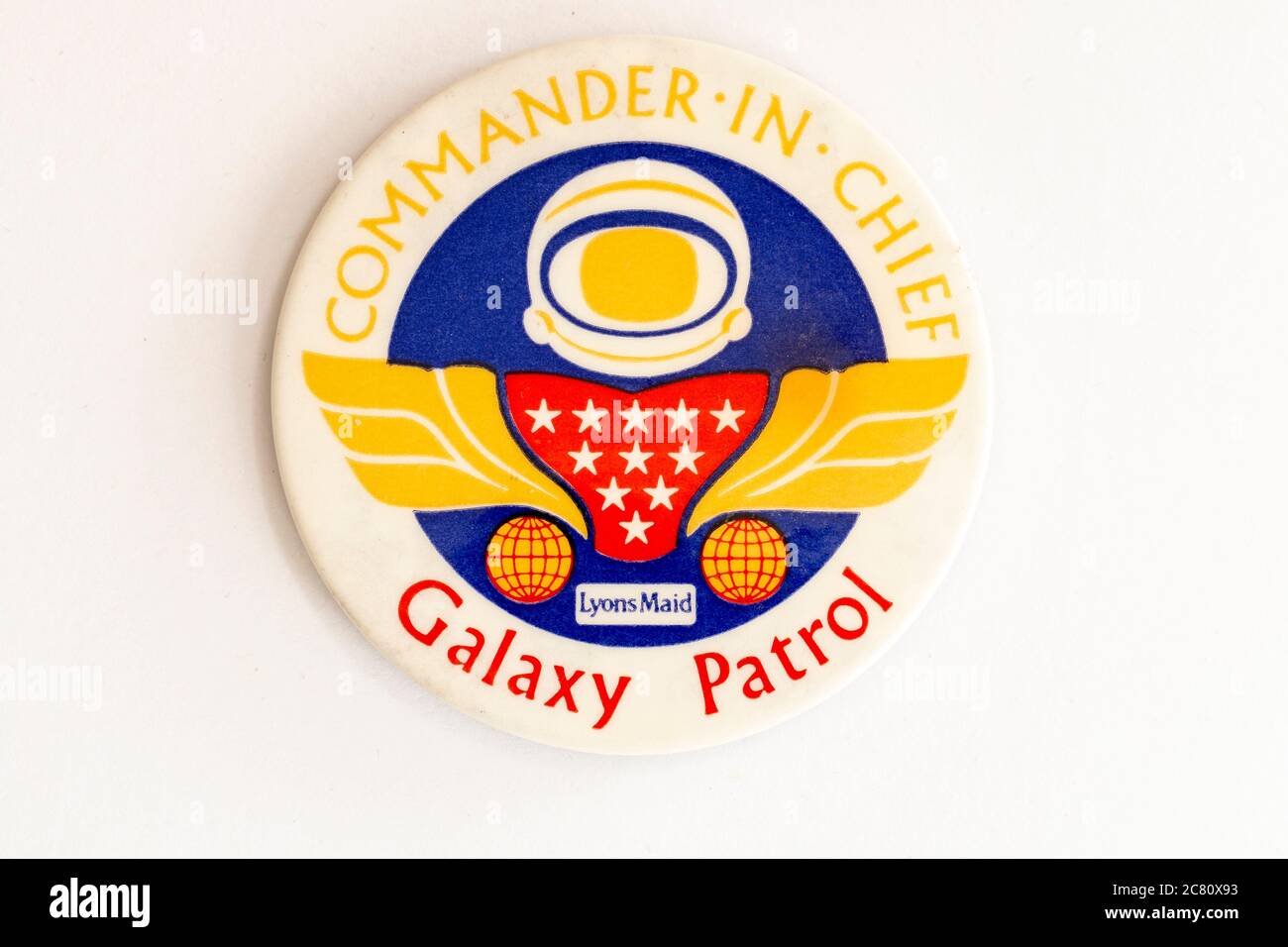 Spielzeugabzeichen aus den 1960er Jahren mit Coupons, die von Eiscreme der Lyons Maid gesammelt wurden. Galaxy Patrol Serie, Commander-in-Chief Abzeichen auf weißem Hintergrund Stockfoto