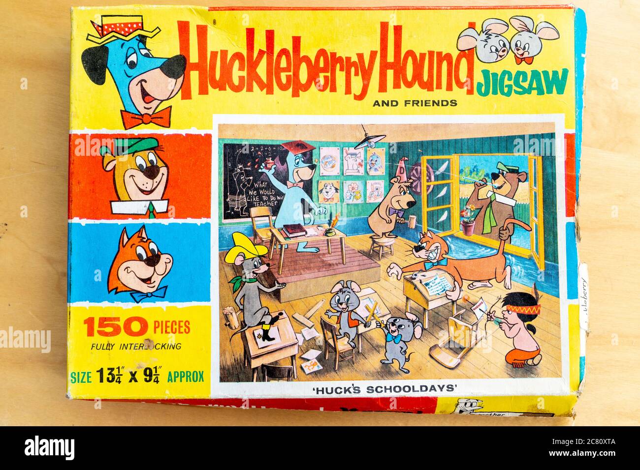 Huckleberry Hound Puzzle-Box aus den 1960er Jahren. 'Huck's Schooldays' Kinder Puzzle mit 150 Teilen. Huckleberry und Yogi Bär in der Schule. Stockfoto