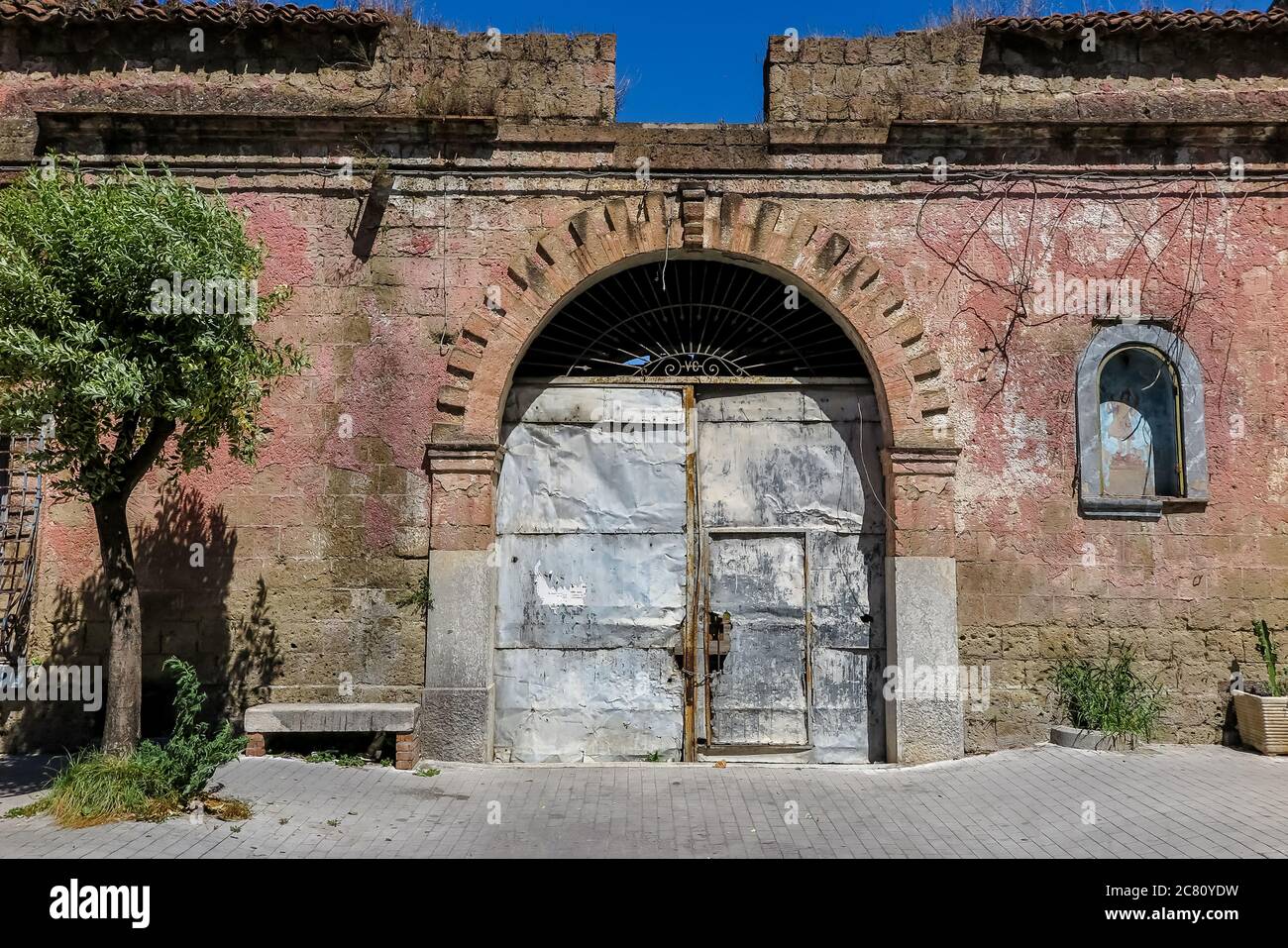 Blechtor in einem alten verlassenen Gebäude, Capua Stadt, Caserta Provinz, Italien Stockfoto