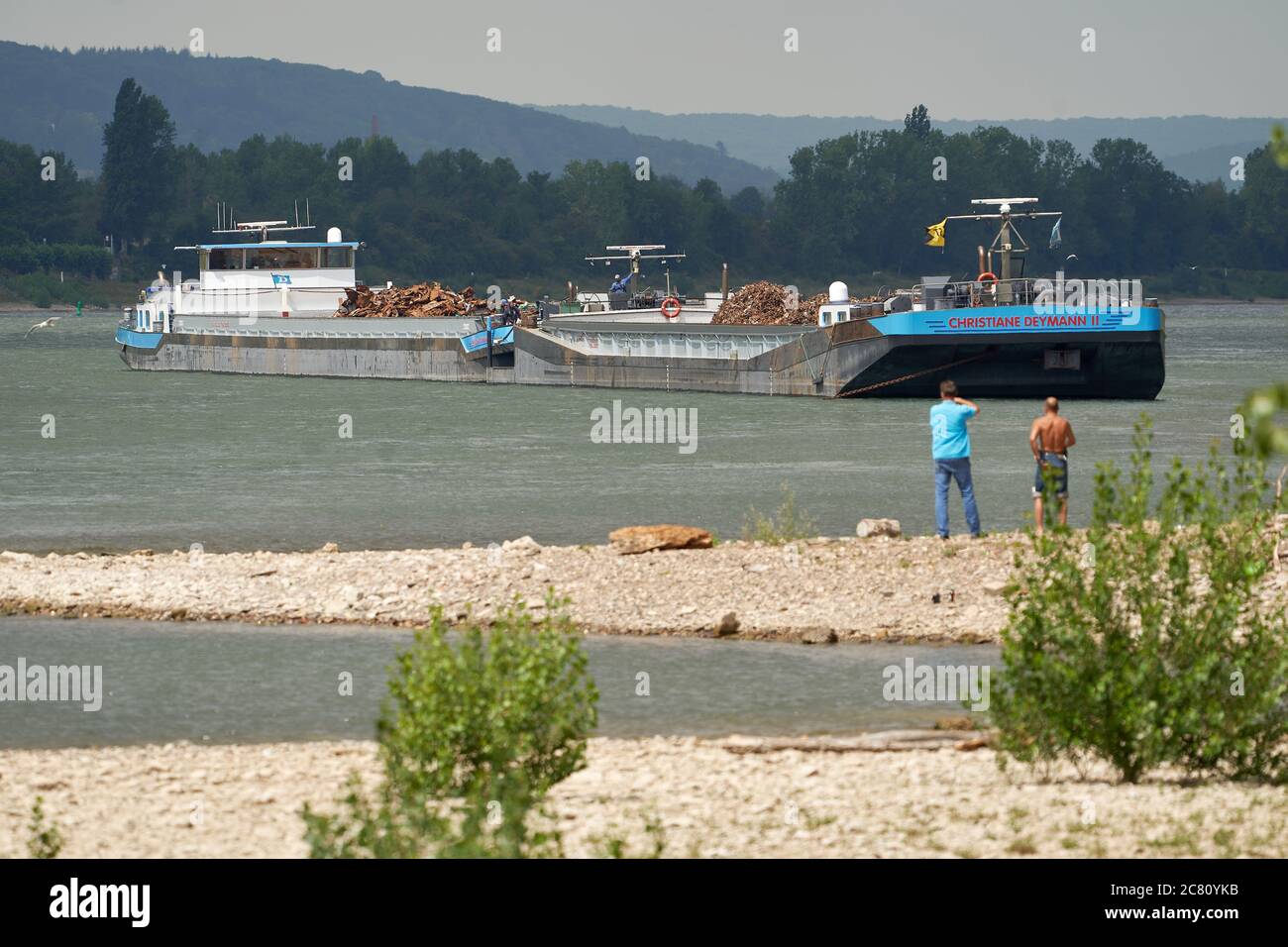 Bad Breisig, Deutschland. Juli 2020. Ein holländischer Zug blieb bei einem Ankermanöver auf dem Rhein stecken. Das Schiffbruch soll von einem anderen Schiff freigeschleppt werden. Quelle: Thomas Frey/dpa/Alamy Live News Stockfoto