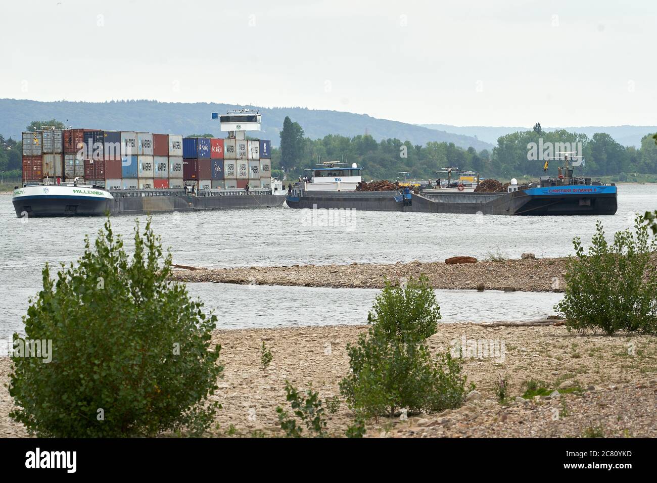 Bad Breisig, Deutschland. Juli 2020. Ein Containerfrachter schleppt einen holländischen Schleppzug, der bei einem Ankermanöver auf dem Rhein stecken blieb. Quelle: Thomas Frey/dpa/Alamy Live News Stockfoto