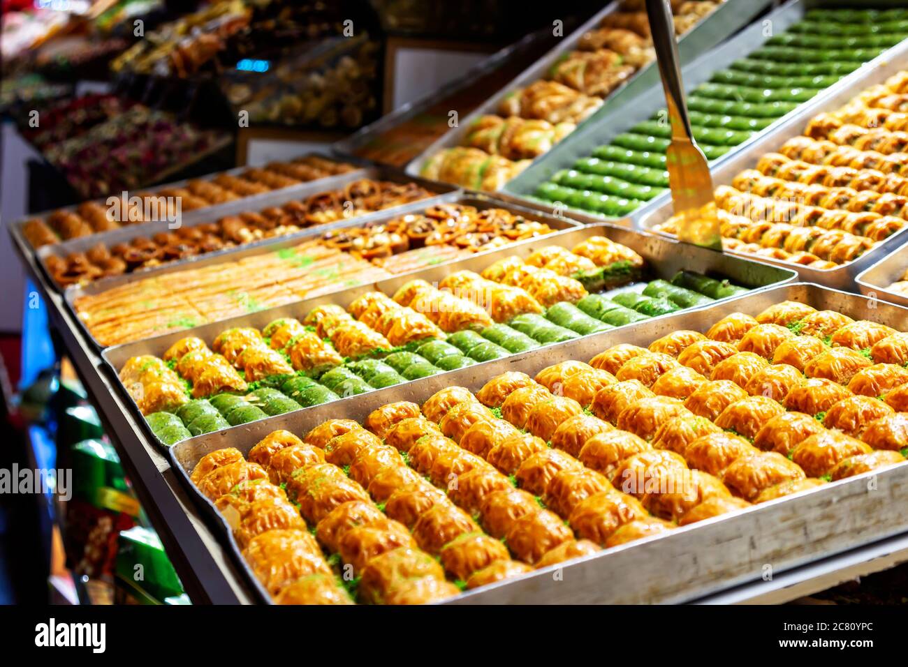 Dessert-Shop im Grand Bazar Baklava ramadan. Dessert, Baklava, Erdnuss, Walnuss, Ramadan, Istanbul, türkei, Grand Bazar Stockfoto