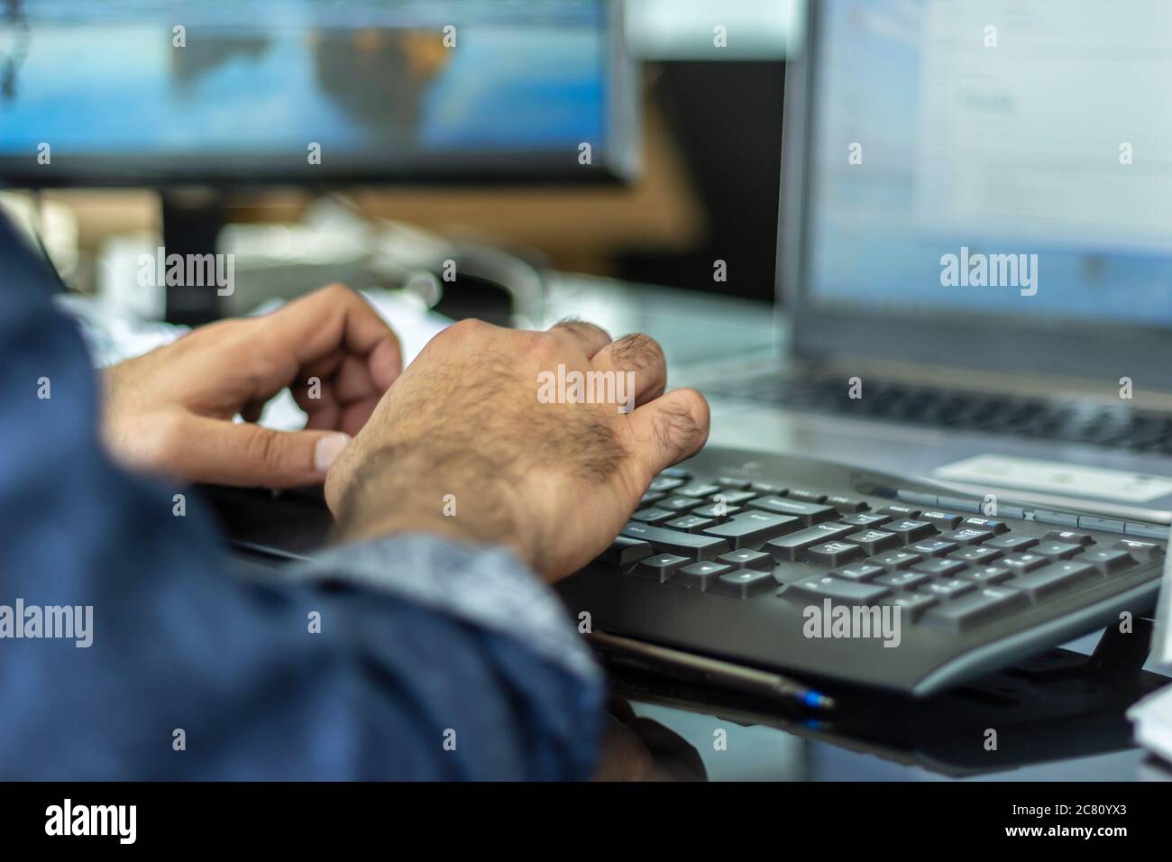 Business Lifestyle ein Mann, der auf dem Laptop tippt. Laptop, Büro, Hand, Bildschirm, Tastatur Stockfoto