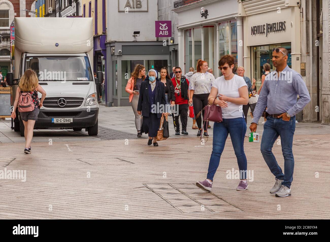 Cork, Irland. Juli 2020. Gesichtsmasken Werden Obligatorisch, Stadt Cork. Ab heute ist es nun obligatorisch für Käufer, Schutzmasken tragen, während Sie in jedes Geschäft. Dies ist eine neue Maßnahme, die eingeführt wurde, um den jüngsten Anstieg der Covid-19-Fälle einzudämmen. Kredit: Damian Coleman/Alamy Live Nachrichten Stockfoto