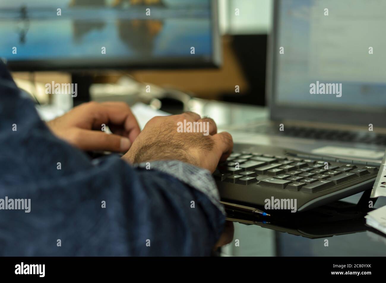 Business Lifestyle ein Mann, der auf dem Laptop tippt. Laptop, Büro, Hand, Bildschirm, Tastatur Stockfoto