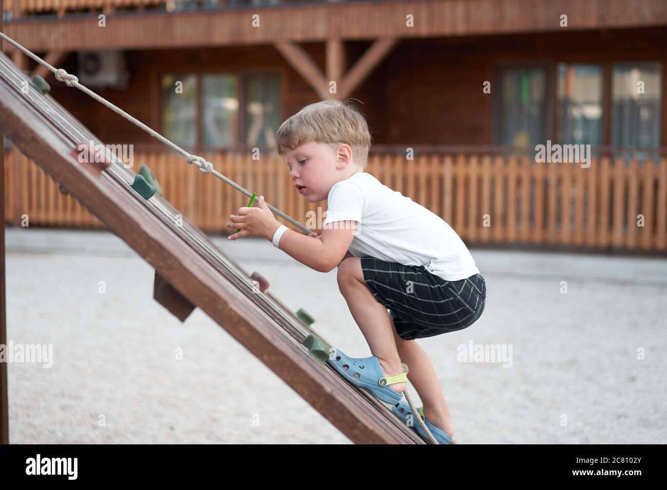 Junge spielen Spielplatz Kind Kletterseil Outdoor Kinder gesunde Sommeraktivität gesundes Wachstum Stockfoto