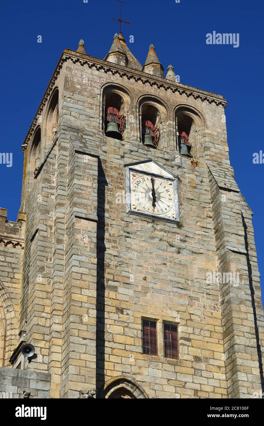 Glockenturm der Kathedrale von Evora. Romanik gemischt mit dem gotischen Stil. Dies ist eine der schönsten mittelalterlichen Kathedralen Portugals Stockfoto